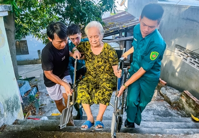 Người dân tổ dân phố Vũng Ngán được khám sức khỏe định kỳ, khám sàng lọc miễn phí tại địa bàn dân cư